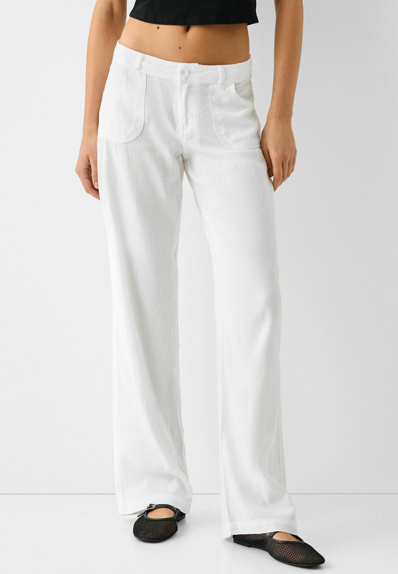 Bershka Tygbyxor - white