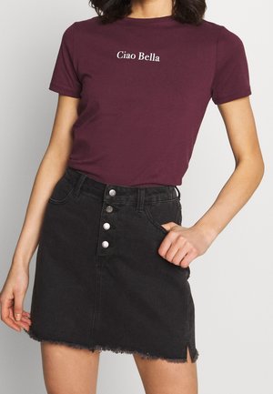 Camisa burdeos de manga corta con el texto "Ciao Bella" y una minifalda vaquera negra con dobladillo deshilachado y cierre frontal de botones.