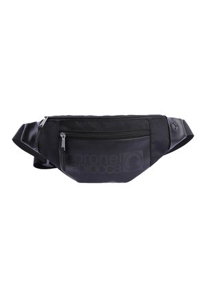 Riñonera negra de nylon con un bolsillo frontal texturizado, cierres de doble cremallera, correa ajustable y detalle de logotipo en relieve en el lateral.
