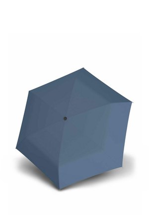 Geschlossener dunkelblauer quadratischer Regenschirm mit schwarzem Mittelknopf, der auf einem weißen Hintergrund einen Schatten wirft.