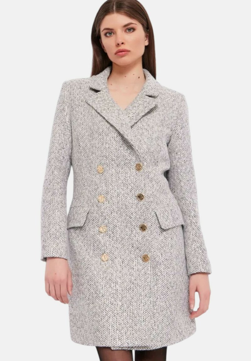 Cappotto grigio a doppio petto in tweed con bottoni dorati, revers a punta, tasche a pattina e vestibilità sartoriale. Texture liscia e forma strutturata.