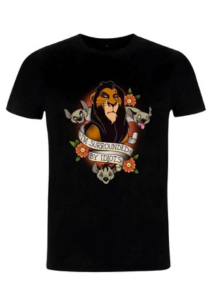 Zwart T-shirt met een cartoonleeuw met manen en drie cartoonhyena's, omringd door bloemen en de tekst "IK BEN OMGEVEN DOOR IDIOTEN."