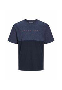 Tamsiai mėlynas marškinėliai su kontrastinga tamsiai mėlyna viršutine dalimi. Krūtinėje raudonais rašmenimis užrašas "JACK & JONES". Trumpi rankovės.