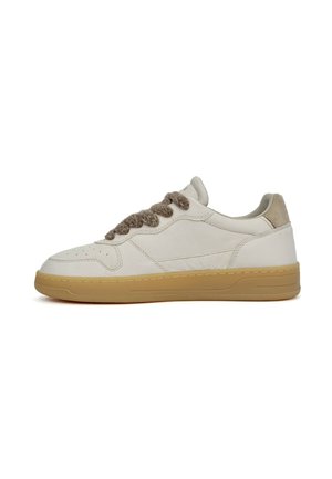 Sneaker beige basse con lacci marroni strutturati, tallone in camoscio beige e suola in gomma marrone chiaro posizionate di lato su sfondo bianco.