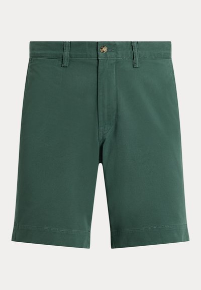 Pantaloni scurți verde închis până la genunchi cu bucle pentru curea, închidere cu nasture și tiv cusut pe un fundal simplu.