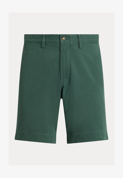 Pantaloni scurți verde închis până la genunchi cu bucle pentru curea, închidere cu nasture și tiv cusut pe un fundal simplu.