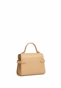 Borsa a tracolla in pelle color tan con un design strutturato, manico corto e dettagli con cinturino. Presenta una texture liscia e una chiusura a patta sicura.