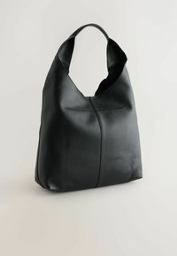 Borsa a spalla in pelle nera con un design morbido, cima curva e texture soffice. Presenta un corpo senza cuciture senza hardware o accenti visibili.