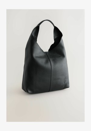 Schwarze Leder-Schultertasche mit einem lässigen Design, geschwungener Oberseite und weicher Textur. Verfügt über einen nahtlosen Körper ohne sichtbare Beschläge oder Akzente.