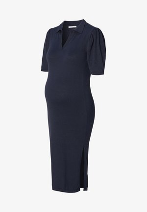 Donkerblauwe zwangerschapsjurk met een kraaghalslijn, korte pofmouwen, een getailleerde taille en zijsplitten voor bewegingsvrijheid.
