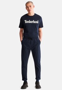 Timberland KENNEBEC RIVER LINEAR - Tričko s potlačou - dark sapphire