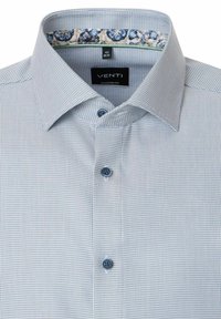 Venti modern fit overhemd met een lichtblauw en wit textuurpatroon, met kraag, voorzien van donkerblauwe knopen en een florale accent onder de kraag.