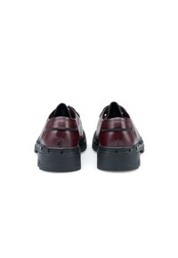 Burgunderfarbene Leder Schuhe mit schwarzen Gummisohlen, die ein elegantes Design und Steppdetails aufweisen. Knöchelhoch mit runder Zehenform.