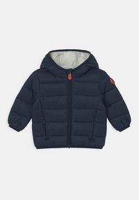 Mörkblå puffjacka med huva, som har en blixtlåsförsedd framdel, elastiska ärmslut och en orange detalj vid axeln. Kvadruppskiktad textur.