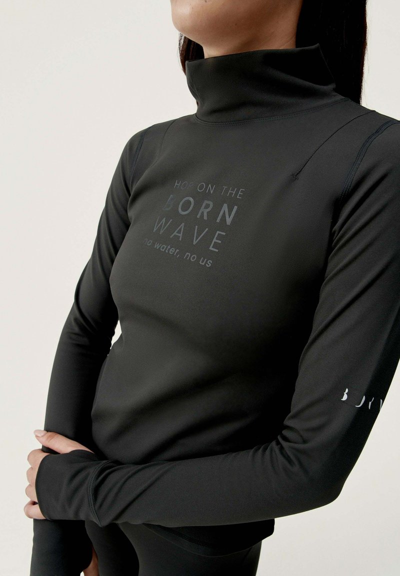 Czarna termiczna bluzka z długim rękawem, wysoki kołnierz z nadrukowanym szarym tekstem, gładka tekstura, dopasowany krój, subtelne logo na rękawie.