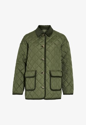 Veste matelassée vert olive avec un col en velours côtelé, des boutons pour la fermeture et deux poches extérieures. Présente une bordure noire contrastante le long des bords.