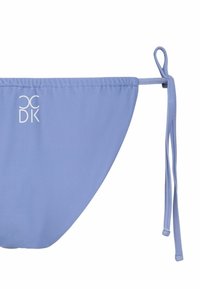 Šviesiai mėlynas bikini apatinis trikotažas iš lygaus audinio. Yra aukštos išpjovos dizainas su reguliuojamomis šoninėmis raištelėmis ir logotipu, įspaustu priekyje.