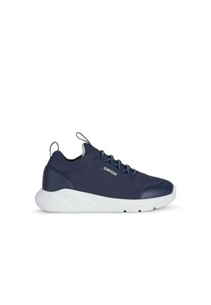 Scarpe sportive blu navale in materiali mesh e pelle, con una suola bianca testurizzata e un occhiello sul tallone per facilitare l'indossare.