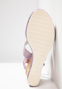 Sandale avec semelle beige texturée, taille 37, talon compensé en liège et brides en tissu rose poudré vue de la semelle sur fond blanc.