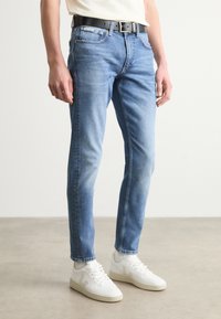 Calvin Klein Jeans - TAPER - Slim fit jeans - denim medium Thumbnail Image 1