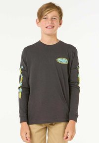 Langärmliges graues T-Shirt mit einem Frontlogo und bunten Grafiken auf den Ärmeln. Weicher Stoff mit einem klassischen Rundhalsdesign.