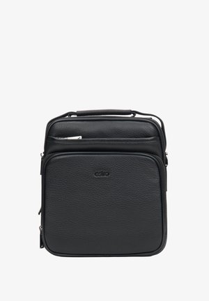 Czarna skórzana torba o teksturowanym wykończeniu, z górną rączką, przednią kieszenią na zamek i minimalnym logo wytłoczonym z przodu. Kwadratowy kształt.