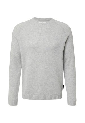 Lichtgrijze gebreide trui met lange mouwen, ribbels bij de manchetten, halslijn en zoom, met een subtiel gemêleerd patroon en een klein zijlabel.