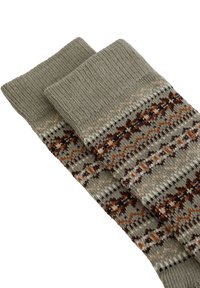 Strikkede sokker i olivengrøn med et fair isle mønster i brune, orange og creme farver. Ribbet manschet, blød tekstur og ankel længde.