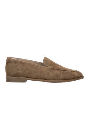 Brauner Wildleder-Slipper mit niedrigem Absatz und abgerundeter Spitze, Seitenansicht vor weißem Hintergrund.