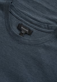 T-shirt en coton bleu marine avec un col rond, un col côtelé et un motif texturé subtil. Étiquette de taille : L, étiquette de marque : Matinique.