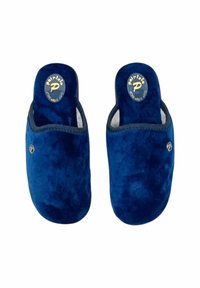 Pantofole di velluto blu navy con fodera morbida, parte posteriore chiusa e punta arrotondata. Caratterizzate da un logo circolare sulla parte superiore e dettagli decorativi.