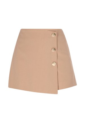 Beżowa asymetryczna mini spódnica z trzema dużymi złotymi guzikami po prawej stronie zapinana na zatrzaski na białym tle.