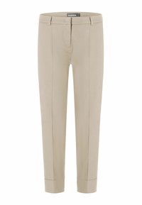 Beige broek met een gladde textuur, voorzien van een op maat gemaakte pasvorm, een platte voorkant en aangesloten pijpen bij de enkels. De stof lijkt lichtgewicht en strak.