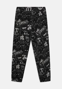 Pantalons de jogging noirs avec une impression graphique de divers visages de style cartoon et du texte. Fabriqués en matériau doux avec une taille élastique.