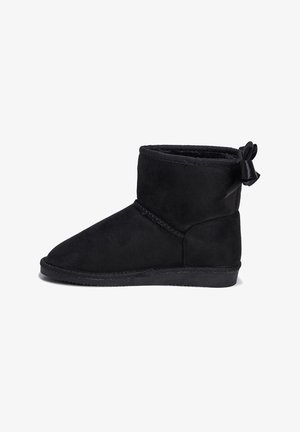 Schwarze Wildleder-Stiefelette mit runder Zehenpartie und dekorativem Schleife auf der Rückseite. Verfügt über ein weiches Innenfutter und eine Gummisohle.