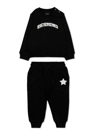 Czarna bluza z długim rękawem z napisem "RICHMOND" oraz dopasowane czarne spodnie z białą gwiazdą na górnej części lewej uda.