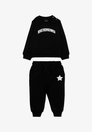 Zwarte longsleeve trui met de tekst "RICHMOND" en bijpassende zwarte broek met een witte ster op de bovenste linkerdij.