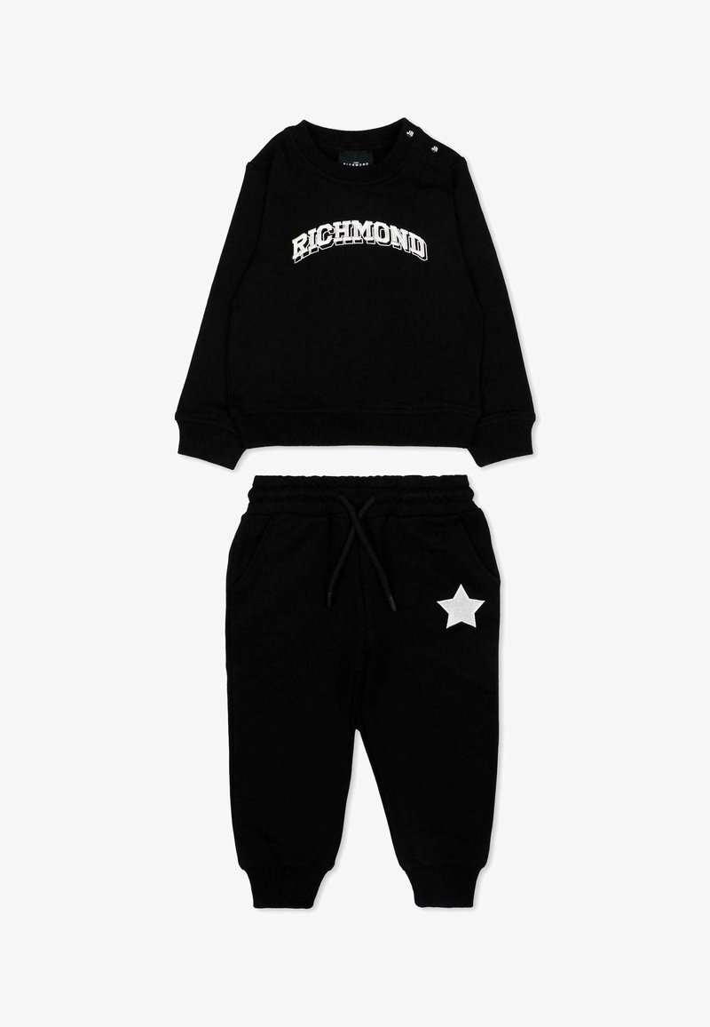 Sweat-shirt noir à manches longues avec le texte "RICHMOND" et pantalon noir assorti présentant une étoile blanche sur la partie supérieure de la cuisse gauche.