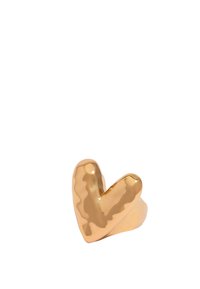 Anello a forma di cuore in tonalità oro con una superficie liscia e lucida e una texture leggermente irregolare. Il design del band semplice completa la forma.