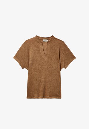 Haut en tricot marron à manches courtes avec encolure en V fendue et coupe décontractée, fabriqué dans un tissu texturé.