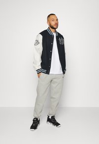 New Era new york yankees anniversary patch varsity jacket - Casaco de treino - french navy/off-white