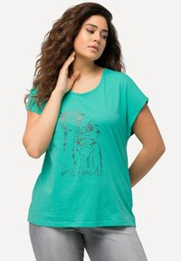 Ulla Popken ANIMAL CAP SLEEVE GRAPHIC - Triko s potiskem - turquoise green