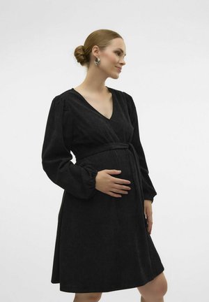 Abito avvolgente in corduroy nero con lunghe maniche a sbuffo, scollatura a V, cintura regolabile e orlo al ginocchio. Texture liscia e vestibilità su misura.