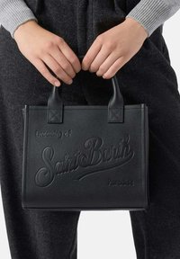 Borsa tote in pelle nera con logo "Saint Barth" in rilievo, due manici robusti e una forma rettangolare strutturata. Superficie texture.