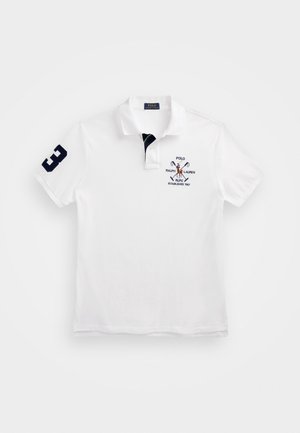 Weißes Poloshirt aus Baumwolle mit einem marineblauen Kragen und der Zahl "3" auf dem linken Ärmel. Verfügt über ein Logo mit gekreuzten Polostöcken und Pferd.