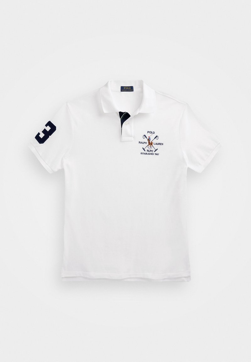 Polo blanc en coton avec un col bleu marine et le numéro "3" sur la manche gauche. Il présente un logo avec des bâtons de polo croisés et un cheval.