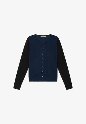 Marineblauer Cardigan mit schwarzen langen Ärmeln, rundem Ausschnitt, Knopfleiste vorne und zwei kleinen Vordertaschen.