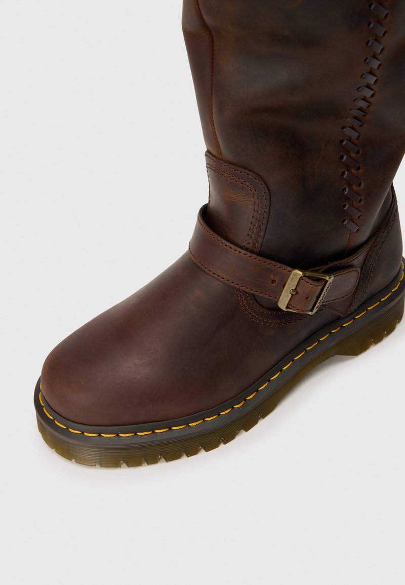 Braune Leder-Ankle-Boots mit abgerundetem Zehenbereich, Schnallenakzent, gelben Nähten und strukturiertem Sohlenbereich. Verfügt über eine seitliche Naht mit dekorativer Stickerei.