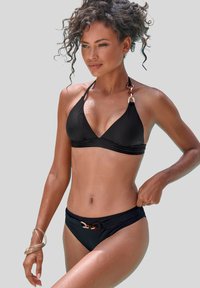 Zwarte bikini met een driehoekig topje en een high-waisted onderstuk. Gemaakt van gladde stof met bronzen hardware-accent op de tailleband.
