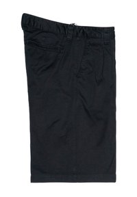 Shorts noirs jusqu'aux genoux en tissu léger, avec un devant plat, une ceinture avec passants et une poche latérale.